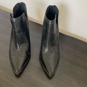 Womens Vince Camuto ankle boots size 8. Excellent condition.